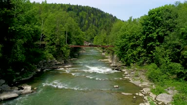Yazın dağ nehrinin havadan görünüşü.