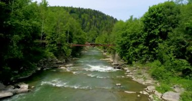 Yazın dağ nehrinin havadan görünüşü.