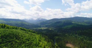 Yolun dağ Hoverla, Ukrayna Karpat Dağları havadan görünümü.