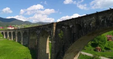 Dağlarda Köyü manzara havadan görünümü. Vorohta, Ukrayna