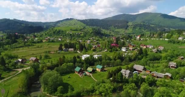 Letecký pohled na krajinu vesnici v horách. Vorohta, Ukrajina — Stock video