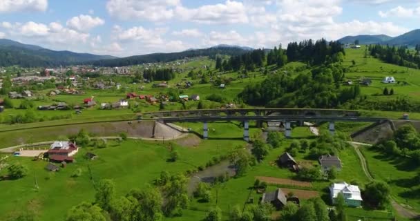 Letecký pohled na krajinu vesnici v horách. Vorohta, Ukrajina — Stock video