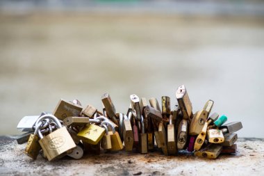 Güzel ve renkli aşk kilitleri bir Bridge Paris'te aşk istiyor için birlikte bağlı Fransa