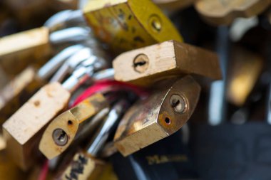 Güzel ve renkli aşk kilitleri bir Bridge Paris'te aşk istiyor için birlikte bağlı Fransa