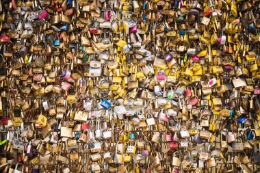 Güzel ve renkli aşk kilitleri bir Bridge Paris'te aşk istiyor için birlikte bağlı Fransa