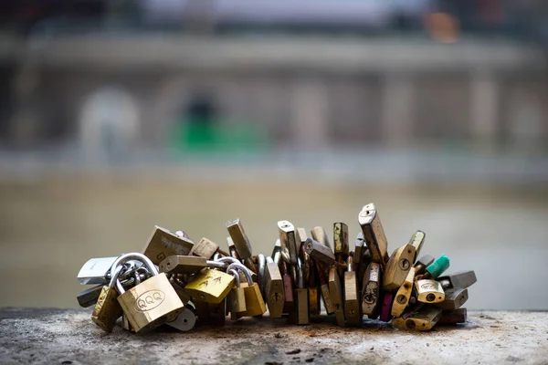 在巴黎的一座桥上, 美丽多彩的爱情锁附在一起, 为爱情祝福。 — 图库照片