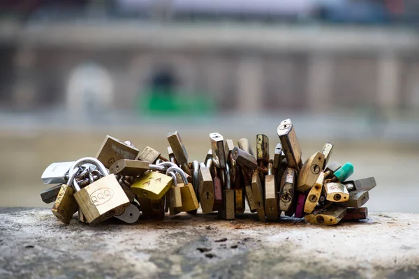 在巴黎的一座桥上, 美丽多彩的爱情锁附在一起, 为爱情祝福。 — 图库照片