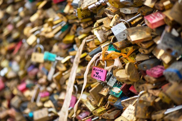 Güzel ve renkli aşk kilitleri bir Bridge Paris'te aşk istiyor için birlikte bağlı Fransa