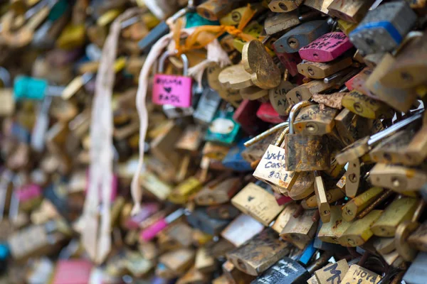 Güzel ve renkli aşk kilitleri bir Bridge Paris'te aşk istiyor için birlikte bağlı Fransa