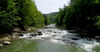 Yaz aylarında güzel dağ Nehri'nin havadan görünümü.