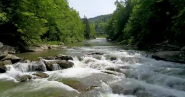 Yaz aylarında güzel dağ Nehri'nin havadan görünümü.
