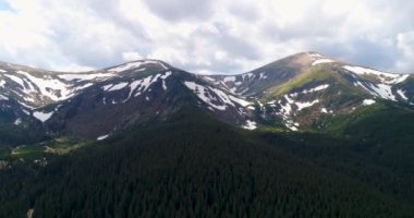 Hava panoramik Mount Hoverla veya Goverla, Ukrayna Karpat Dağları.