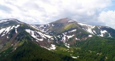 Hava panoramik Mount Hoverla veya Goverla, Ukrayna Karpat Dağları.