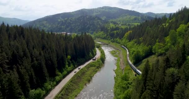 Belle vue aérienne sur la route dans les montagnes. Rivière entre montagnes . — Video