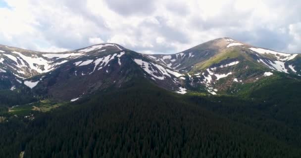 Letecký panoramatický pohled na horu Hoverla nebo Goverla, Ukrajina Karpaty. — Stock video