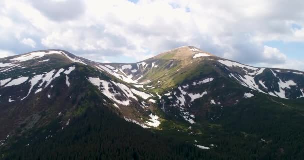 Letecký panoramatický pohled na horu Hoverla nebo Goverla, Ukrajina Karpaty. — Stock video