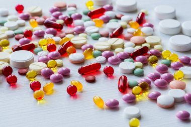 birçok renkli ilaçlar. hap ve kapsül beyaz zemin üzerine.