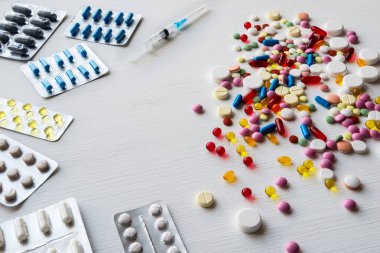 Kabarcıklar ve beyaz bir arka plan üzerinde renkli hapları.