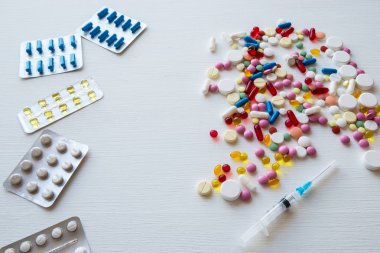 Kabarcıklar ve beyaz bir arka plan üzerinde renkli hapları.