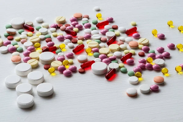 birçok renkli ilaçlar. hap ve kapsül beyaz zemin üzerine.