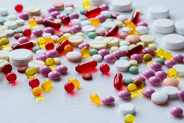 birçok renkli ilaçlar. hap ve kapsül beyaz zemin üzerine.