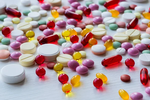 birçok renkli ilaçlar. hap ve kapsül beyaz zemin üzerine.