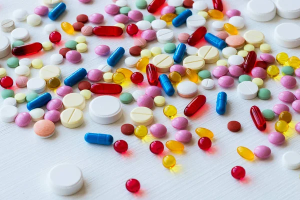 birçok renkli ilaçlar. hap ve kapsül beyaz zemin üzerine.