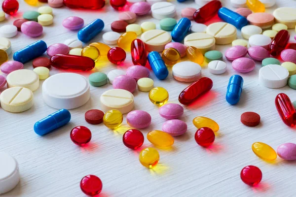 birçok renkli ilaçlar. hap ve kapsül beyaz zemin üzerine.