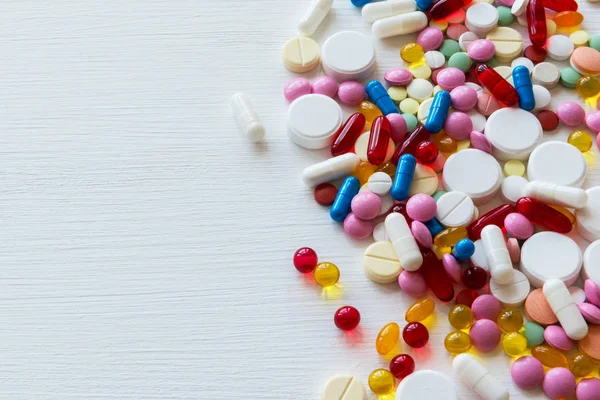 birçok renkli ilaçlar. hap ve kapsül beyaz zemin üzerine.