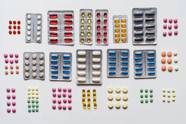 Το σύνολο των κυψέλες από πολύχρωμα χάπια σε λευκό φόντο. Επίπεδη θέσει. — Φωτογραφία Αρχείου