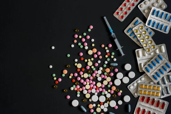Σωρός από κυψέλες από πολύχρωμα χάπια σε λευκό φόντο. Επίπεδη θέσει. — Φωτογραφία Αρχείου