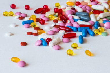 Farklı renkli ilaçlar. Hap ve kapsül beyaz arka plan üzerinde. Kopya alanı.