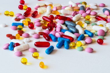 Farklı renkli ilaçlar. Hap ve kapsül beyaz arka plan üzerinde. Kopya alanı.