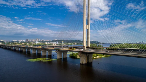 Vue aérienne du pont sud. Vue aérienne du pont de câble du métro sud. Kiev, Ukraine . — Photo