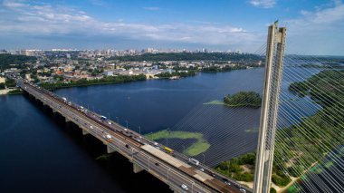 Güney Köprüsü'nün havadan görünümü. Güney Metro kablo Köprüsü'nün havadan görünümü. Kiev, Ukrayna.