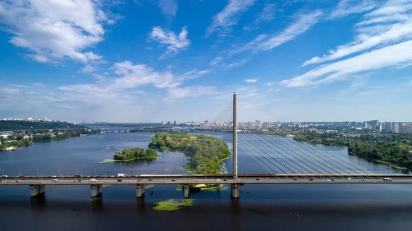 Vue aérienne du pont sud. Vue aérienne du pont de câble du métro sud. Kiev, Ukraine . — Photo