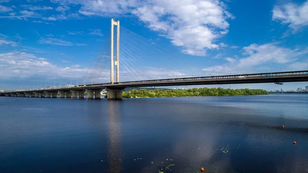 Vue aérienne du pont sud. Vue aérienne du pont de câble du métro sud. Kiev, Ukraine . — Photo