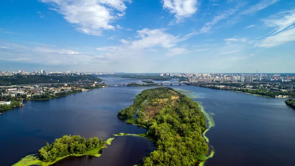 Vista aérea da ilha no meio do rio . — Fotografia de Stock