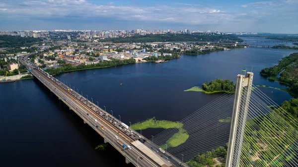 Vista aérea da Ponte Sul. Vista aérea da ponte de cabo do metrô sul. Kiev, Ucrânia . — Fotografia de Stock