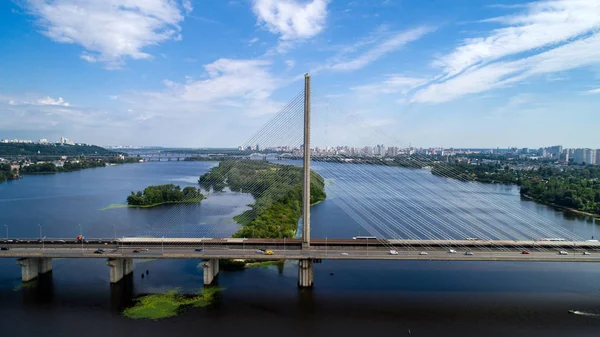 Vue aérienne du pont sud. Vue aérienne du pont de câble du métro sud. Kiev, Ukraine . — Photo