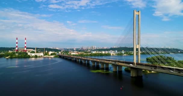 Vista aérea del Puente Sur. Vista aérea del puente de cable del metro sur. Kiev, Ucrania . — Vídeo de stock