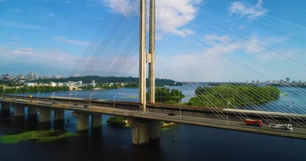 Vista aerea del ponte sud. Vista aerea del ponte del cavo della metropolitana sud. Kiev, Ucraina . — Video Stock