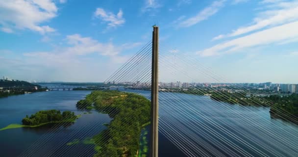 Widok z lotu ptaka z South Bridge. Widok z lotu ptaka południowa metra kabel most. Kijów, Ukraina. — Wideo stockowe