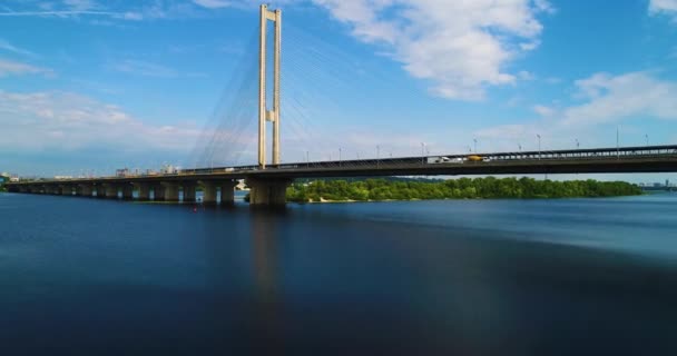 A légi felvétel a déli híd. A légi felvétel a déli metró kábeles híd. Kiev, Ukrajna. — Stock videók