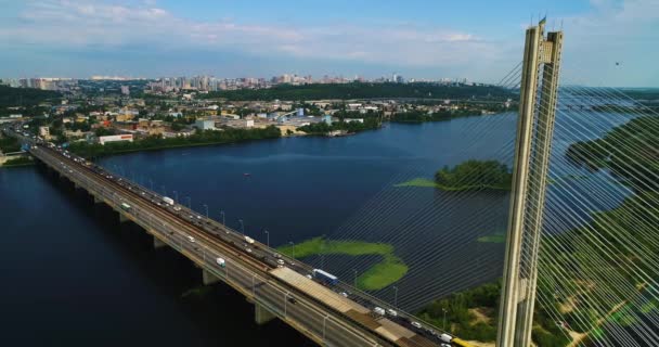 A légi felvétel a déli híd. A légi felvétel a déli metró kábeles híd. Kiev, Ukrajna. — Stock videók