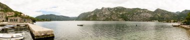 Panoramik romantik Akdeniz Clear manzara. Karadağ, Kotor Koyu'nun görünümünü.