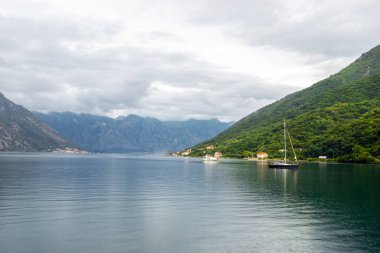 Romantik Akdeniz Clear manzara. Karadağ, Kotor Koyu'nun görünümünü.