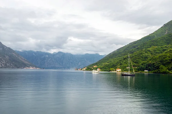Romantik Akdeniz Clear manzara. Karadağ, Kotor Koyu'nun görünümünü.