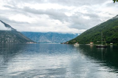 Romantik Akdeniz Clear manzara. Karadağ, Kotor Koyu'nun görünümünü.