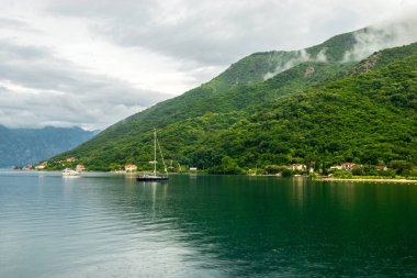 Romantik Akdeniz Clear manzara. Karadağ, Kotor Koyu'nun görünümünü.